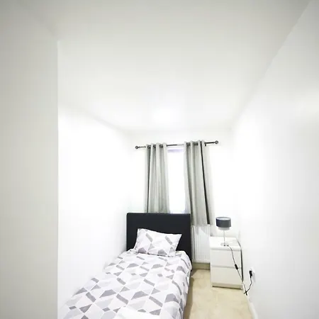 Zone 2 Three Bedroom Apartamento Londres