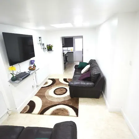 Zone 2 Three Bedroom Apartment London