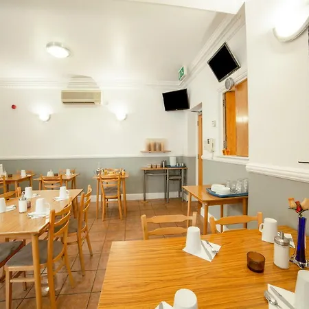 Oyo Townhouse New England, Victoria 3*
