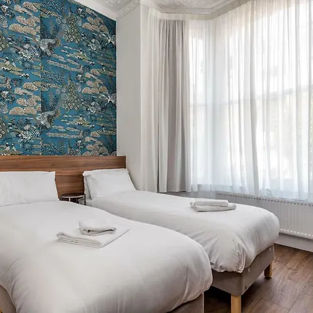 Queens Drive At Finsbury Park Hotel London