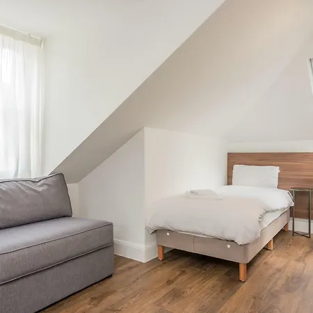 Hotel Queens Drive At Finsbury Park London