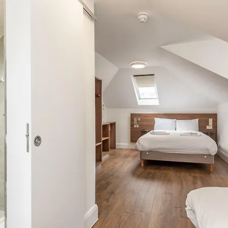 Queens Drive At Finsbury Park Hotel London
