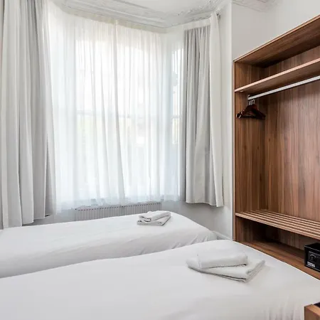 Hotel Queens Drive At Finsbury Park 3*