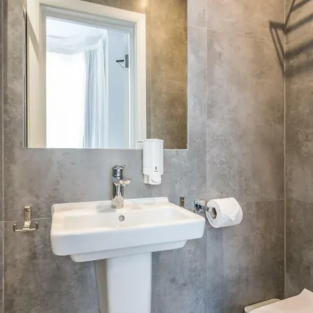 Queens Drive At Finsbury Park Hotel 3*