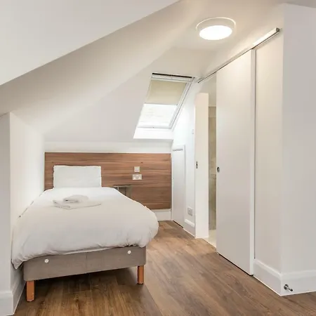 Queens Drive At Finsbury Park Hotel London