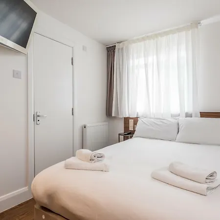 Hotel Queens Drive At Finsbury Park London