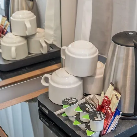 Queens Drive At Finsbury Park Hotel London