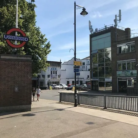 Western Northfields Ealing 3* London