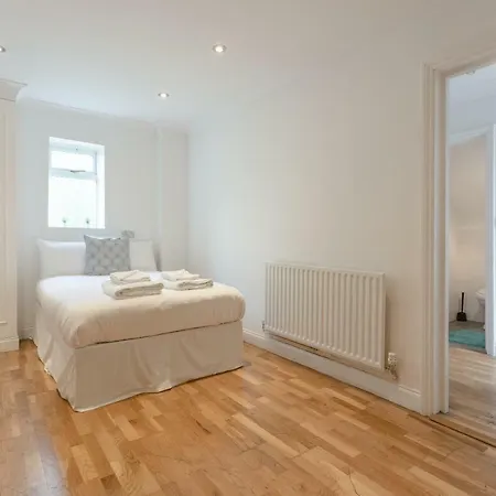 4 Bedroom Mews House In Kensal Rise Feriehus London