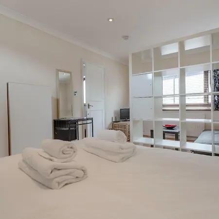 4 Bedroom Mews House In Kensal Rise * London