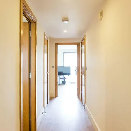 Modern 2 Bed 2 Bath Hyde Park London