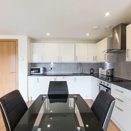 Modern 2 Bed 2 Bath Hyde Park Apartment *