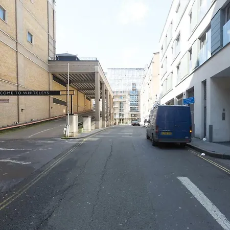 Modern 2 Bed 2 Bath Hyde Park Apartment *