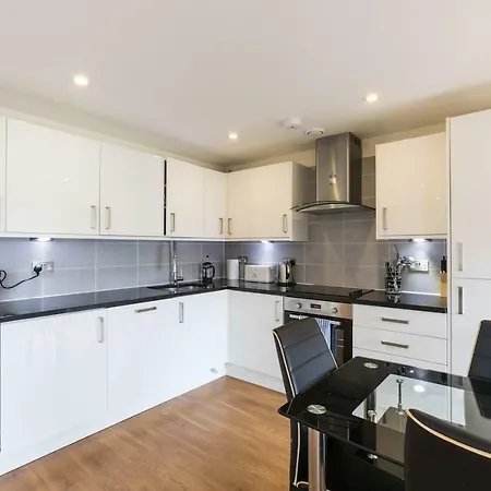 Modern 2 Bed 2 Bath Hyde Park London