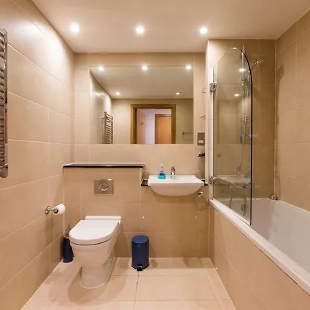 Modern 2 Bed 2 Bath Hyde Park Apartment