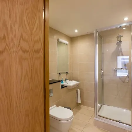 Modern 2 Bed 2 Bath Hyde Park Apartment *