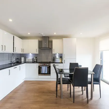 Modern 2 Bed 2 Bath Hyde Park Apartment London