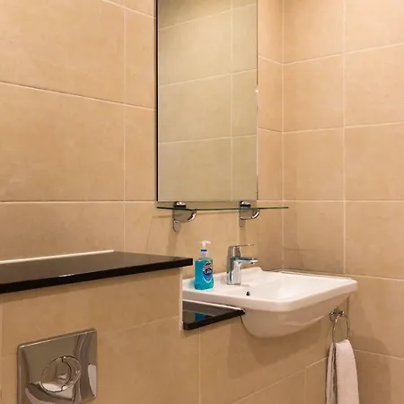 Modern 2 Bed 2 Bath Hyde Park Apartment *