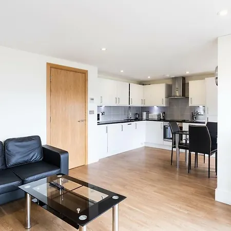 Modern 2 Bed 2 Bath Hyde Park Apartment *