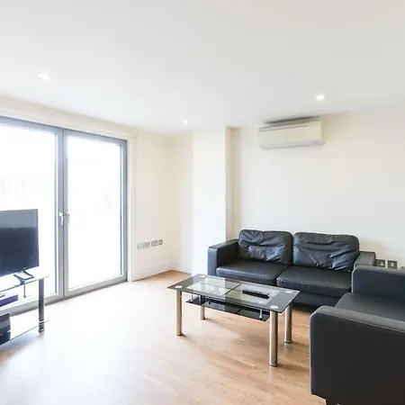 Modern 2 Bed 2 Bath Hyde Park