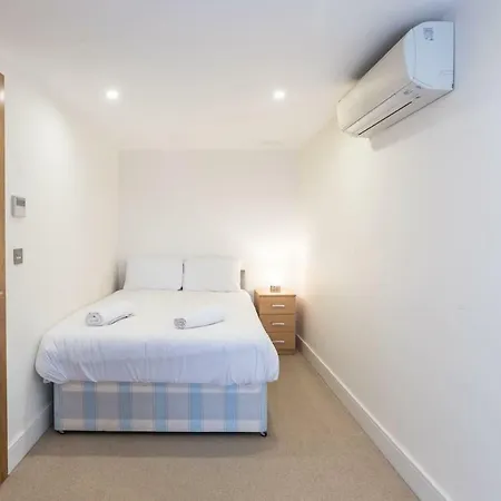 Modern 2 Bed 2 Bath Hyde Park Apartment