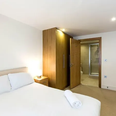 Modern 2 Bed 2 Bath Hyde Park