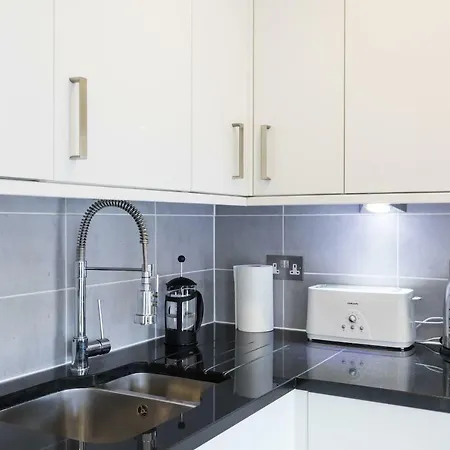 Modern 2 Bed 2 Bath Hyde Park * London