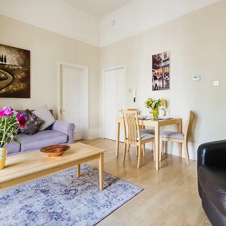 Charming Victoria Close To Buckingham Palace By Underthedoormat Apartment *