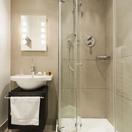 Charming Victoria Close To Buckingham Palace By Underthedoormat *