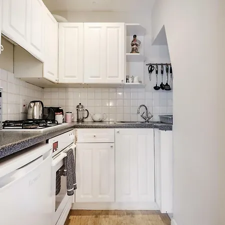 Charming Victoria Close To Buckingham Palace By Underthedoormat * London
