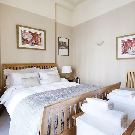 Charming Victoria Close To Buckingham Palace By Underthedoormat *