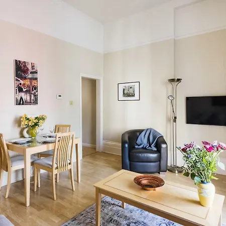 Charming Victoria Close To Buckingham Palace By Underthedoormat Apartment *