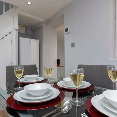 Deluxe Riverview Apartment *