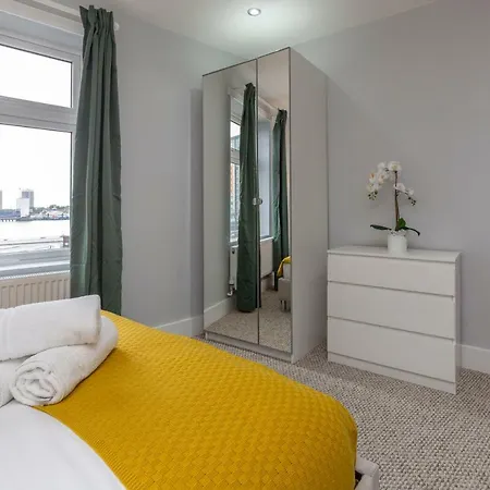 Deluxe Riverview Apartment London