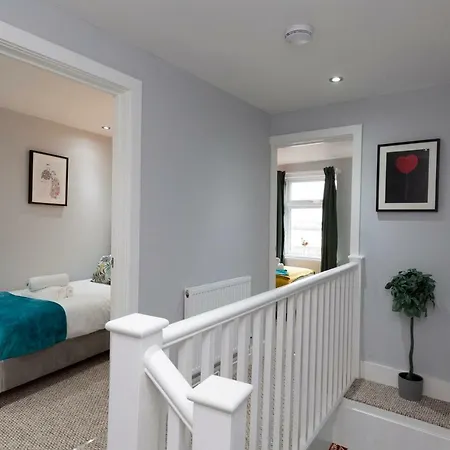 Deluxe Riverview Apartment *