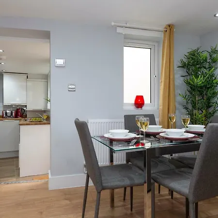 Deluxe Riverview London