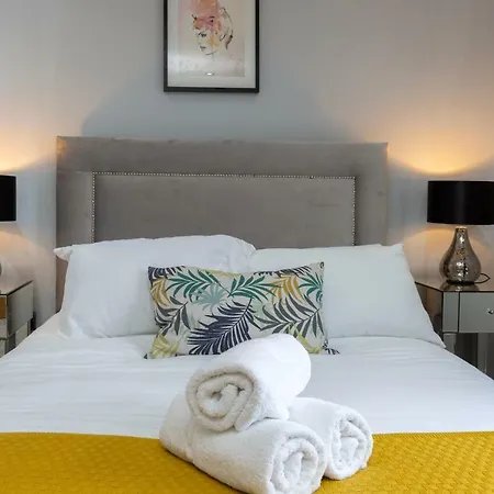 Deluxe Riverview Apartment *