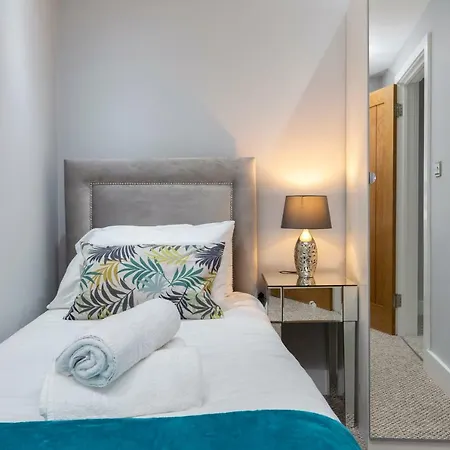 Deluxe Riverview London