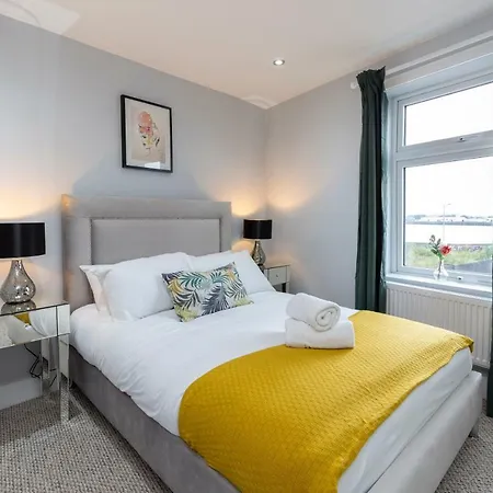 Deluxe Riverview London