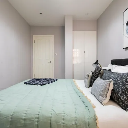 Kensington Court By Lime Street * London