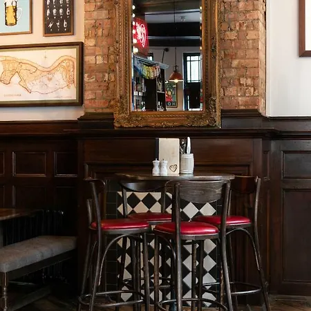 Publove @ The Rose & Crown Hostel London