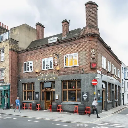 Publove @ The Rose & Crown Hostel