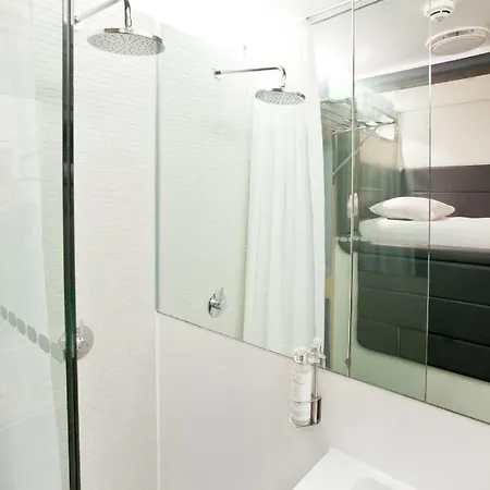 Yotelair London Heathrow Airport Hotel 3*