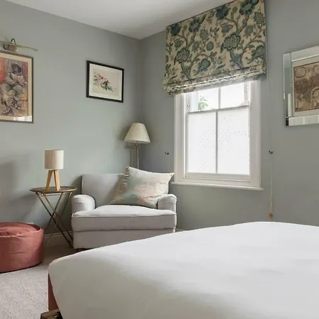 Veeve - Beautiful Interiors On A Battersea Crescent Holiday home *