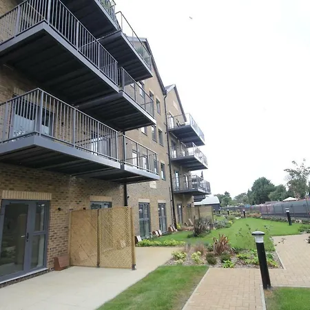 Apartment Court Uxbridge