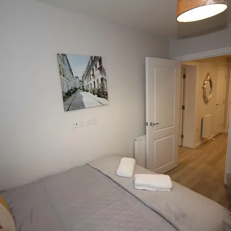 Court Apartment *
