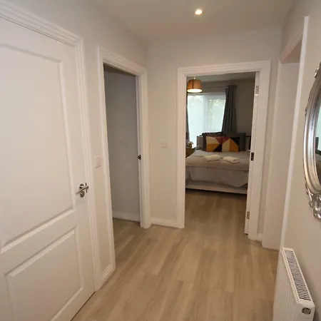 Court Apartment *