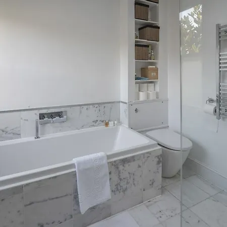 Hotel Stylish Family In Battersea Vr London