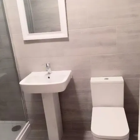 Station Five Bedroom Self Contained House 3*