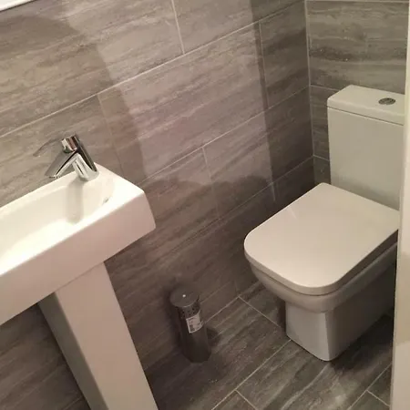 Station Five Bedroom Self Contained House 3* Abbey Wood
